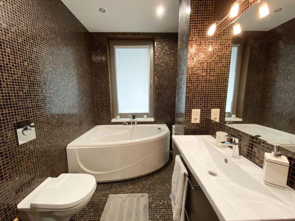 Old Town Apartment With Private Elevator Riga Esterno foto
